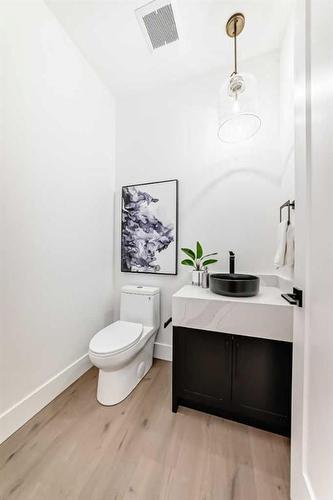 222 28 Avenue Nw, Calgary, AB - Indoor Photo Showing Bathroom