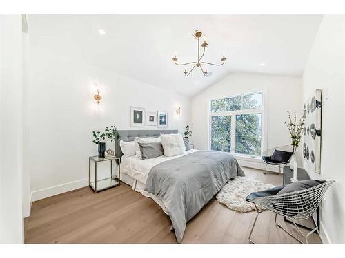 222 28 Avenue Nw, Calgary, AB - Indoor Photo Showing Bedroom