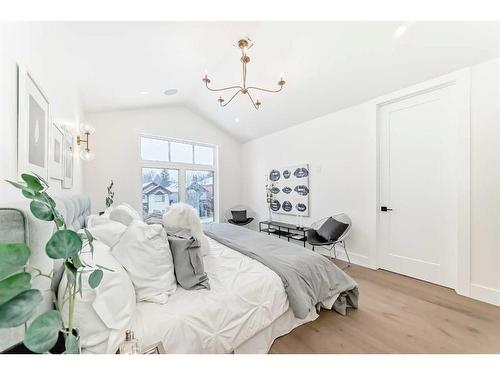 222 28 Avenue Nw, Calgary, AB - Indoor Photo Showing Bedroom