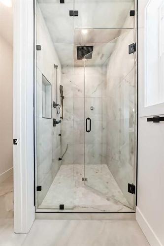 222 28 Avenue Nw, Calgary, AB - Indoor Photo Showing Bathroom