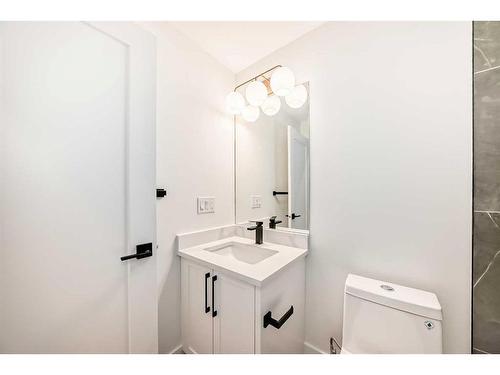 222 28 Avenue Nw, Calgary, AB - Indoor Photo Showing Bathroom