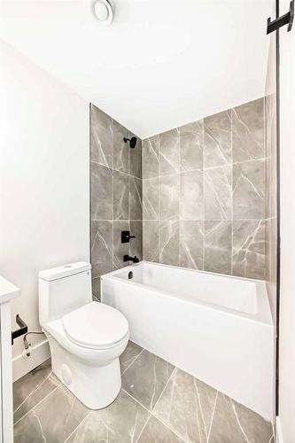 222 28 Avenue Nw, Calgary, AB - Indoor Photo Showing Bathroom