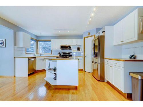 63 Woodpark Close Sw, Calgary, AB - Indoor Photo Showing Kitchen