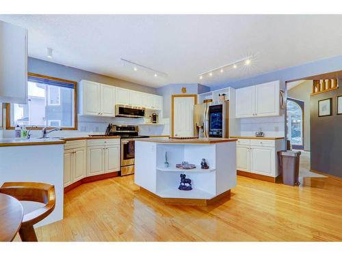 63 Woodpark Close Sw, Calgary, AB - Indoor Photo Showing Kitchen