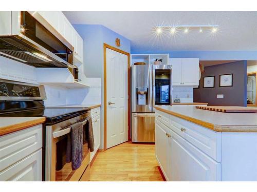 63 Woodpark Close Sw, Calgary, AB - Indoor Photo Showing Kitchen