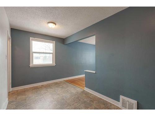 2620 18 Street Sw, Calgary, AB - Indoor Photo Showing Other Room