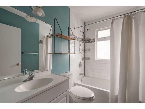 2620 18 Street Sw, Calgary, AB - Indoor Photo Showing Bathroom