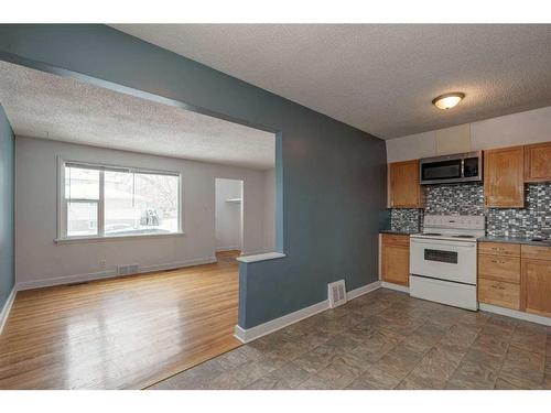 2620 18 Street Sw, Calgary, AB - Indoor Photo Showing Kitchen