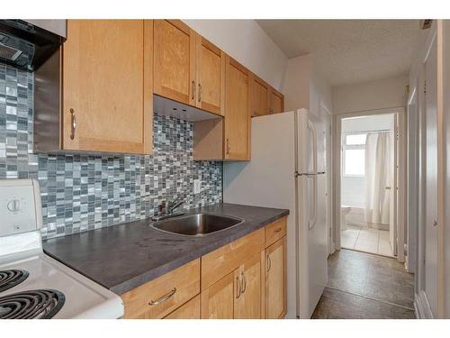 2620 18 Street Sw, Calgary, AB - Indoor Photo Showing Kitchen