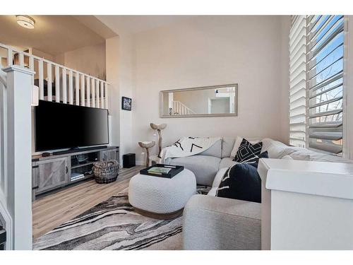 89 Aspen Hills Terrace Sw, Calgary, AB - Indoor Photo Showing Living Room