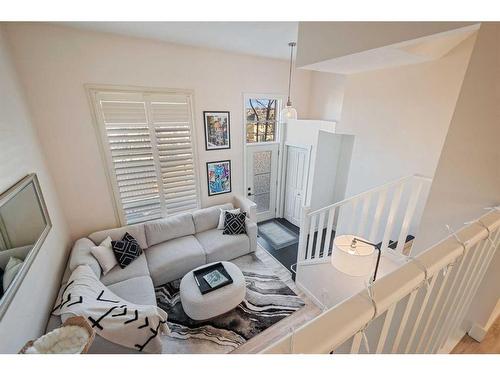 89 Aspen Hills Terrace Sw, Calgary, AB - Indoor Photo Showing Living Room