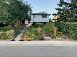 8424 62 Avenue NW Calgary, AB T3B 4A7