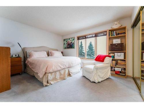 6416 Sierra Morena Boulevard Sw, Calgary, AB - Indoor Photo Showing Bedroom