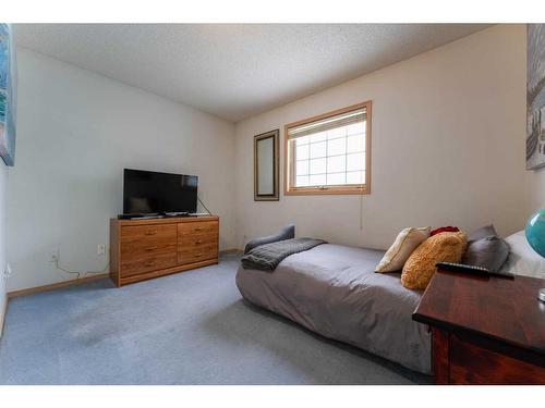 6416 Sierra Morena Boulevard Sw, Calgary, AB - Indoor Photo Showing Bedroom