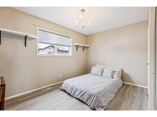 154 Saddlebrook Point Ne, Calgary, AB - Indoor Photo Showing Bedroom