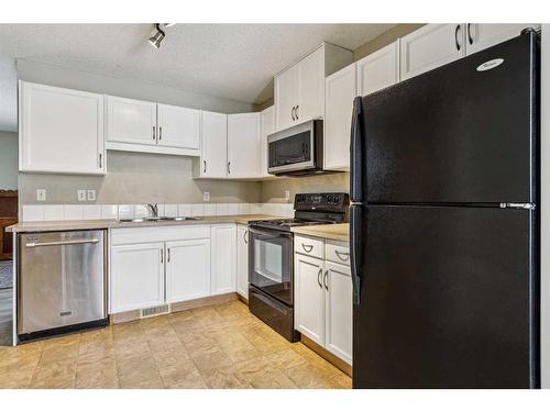 154 Saddlebrook Point Ne, Calgary, AB - Indoor Photo Showing Kitchen