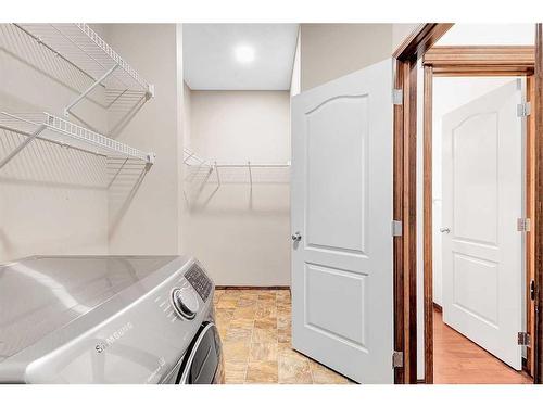 86 Tuscany Reserve Rise Nw, Calgary, AB - Indoor Photo Showing Laundry Room