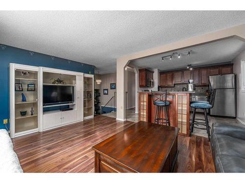 1040 Mckenzie Drive Se, Calgary, AB - Indoor Photo Showing Living Room