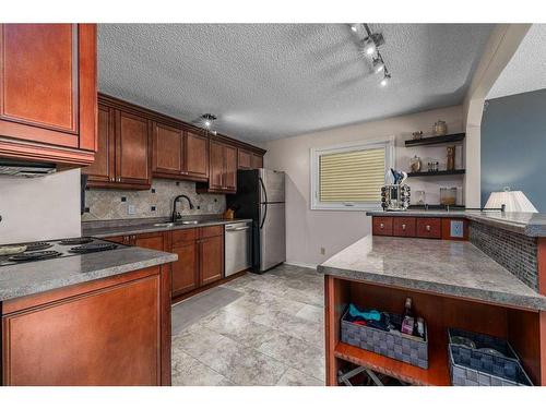 1040 Mckenzie Drive Se, Calgary, AB - Indoor Photo Showing Kitchen