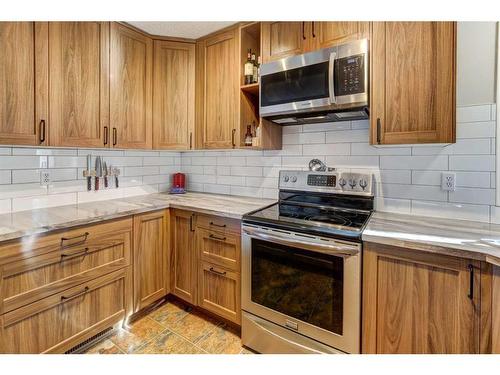 4604 Montgomery Avenue Nw, Calgary, AB - Indoor Photo Showing Kitchen