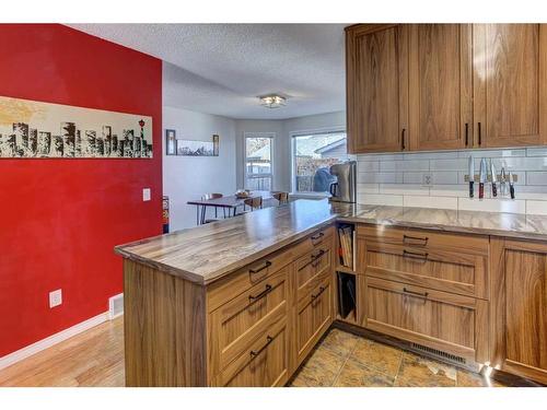 4604 Montgomery Avenue Nw, Calgary, AB - Indoor Photo Showing Kitchen