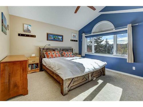 4604 Montgomery Avenue Nw, Calgary, AB - Indoor Photo Showing Bedroom