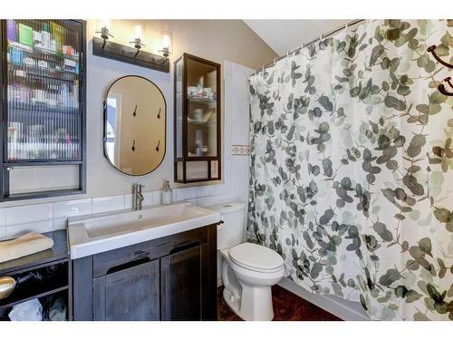 4604 Montgomery Avenue Nw, Calgary, AB - Indoor Photo Showing Bathroom