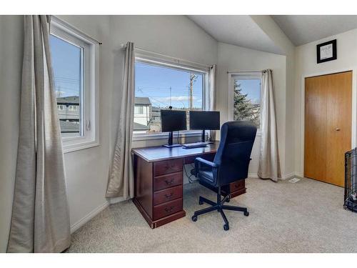 4604 Montgomery Avenue Nw, Calgary, AB - Indoor Photo Showing Office