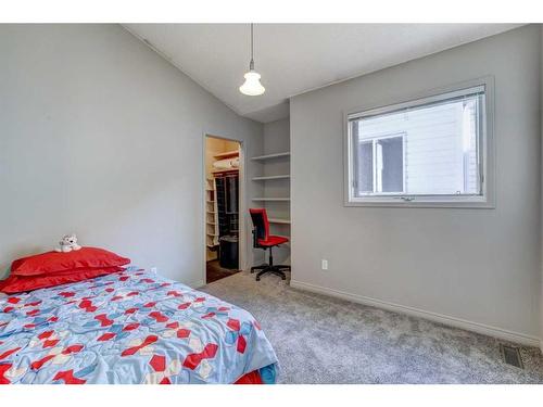 4604 Montgomery Avenue Nw, Calgary, AB - Indoor Photo Showing Bedroom