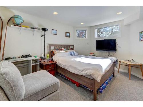 4604 Montgomery Avenue Nw, Calgary, AB - Indoor Photo Showing Bedroom