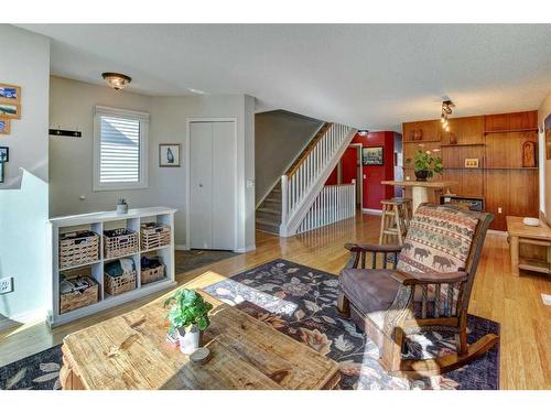 4604 Montgomery Avenue Nw, Calgary, AB - Indoor Photo Showing Living Room