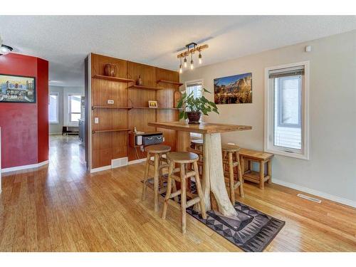 4604 Montgomery Avenue Nw, Calgary, AB - Indoor Photo Showing Dining Room