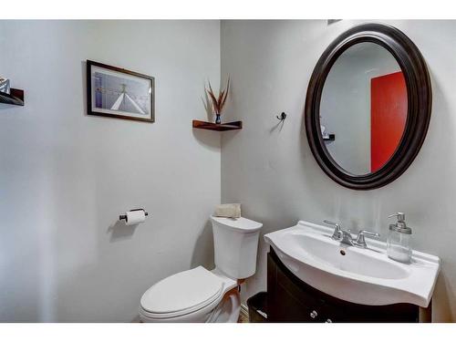 4604 Montgomery Avenue Nw, Calgary, AB - Indoor Photo Showing Bathroom