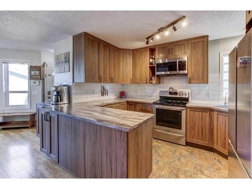 4604 Montgomery Avenue Nw, Calgary, AB - Indoor Photo Showing Kitchen