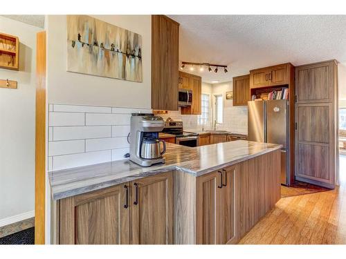 4604 Montgomery Avenue Nw, Calgary, AB - Indoor Photo Showing Kitchen