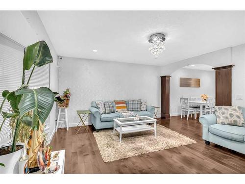 748 Rundleridge Drive Ne, Calgary, AB - Indoor Photo Showing Living Room