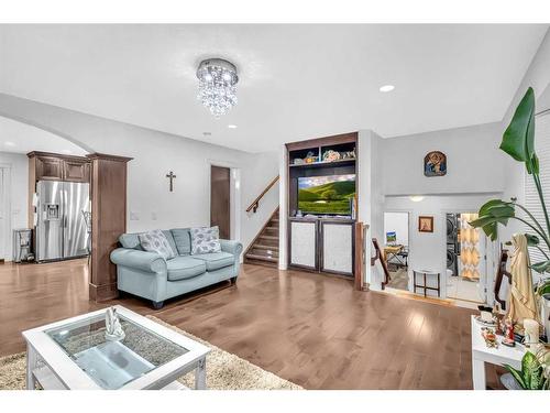 748 Rundleridge Drive Ne, Calgary, AB - Indoor Photo Showing Living Room