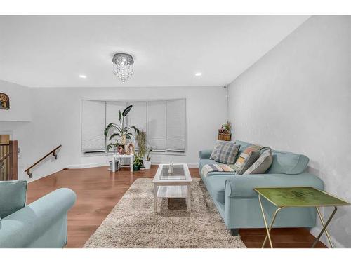 748 Rundleridge Drive Ne, Calgary, AB - Indoor Photo Showing Living Room