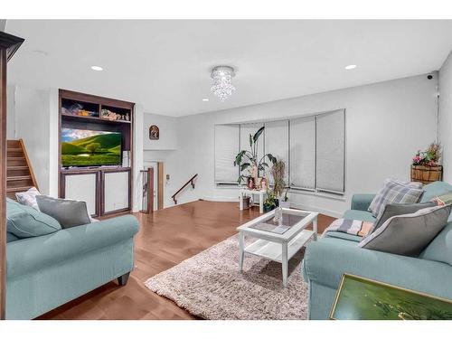 748 Rundleridge Drive Ne, Calgary, AB - Indoor Photo Showing Living Room