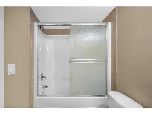 748 Rundleridge Drive Ne, Calgary, AB - Indoor Photo Showing Bathroom