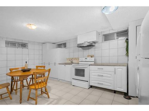 748 Rundleridge Drive Ne, Calgary, AB - Indoor Photo Showing Kitchen