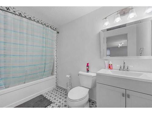 27 Mahogany Passage Se, Calgary, AB - Indoor Photo Showing Bathroom