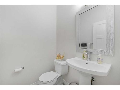 27 Mahogany Passage Se, Calgary, AB - Indoor Photo Showing Bathroom