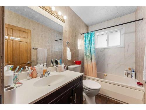 2018 Cottonwood Crescent Se, Calgary, AB - Indoor Photo Showing Bathroom