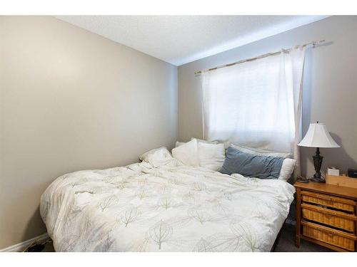 140 Prestwick Heights Se, Calgary, AB - Indoor Photo Showing Bedroom