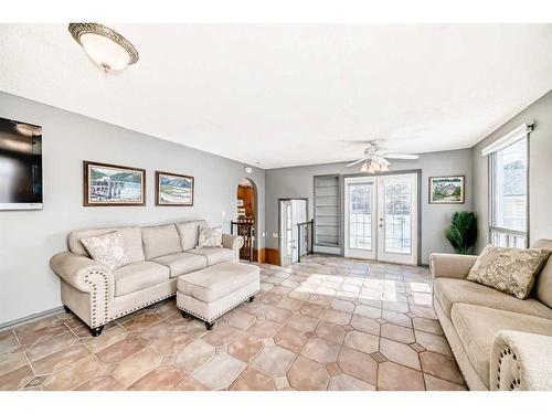 5031 Marian Road Ne, Calgary, AB - Indoor Photo Showing Living Room