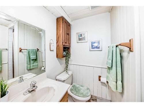 5031 Marian Road Ne, Calgary, AB - Indoor Photo Showing Bathroom