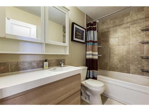 3922 Fonda Way Se, Calgary, AB - Indoor Photo Showing Bathroom