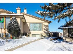 46 Berkley Close NW Calgary, AB T3K 1B3