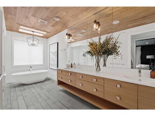 2005 48 Avenue Sw, Calgary, AB - Indoor Photo Showing Bathroom